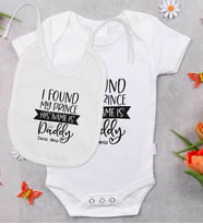 BK Kids Kişiye Özel His Name Is Daddy Tasarımlı Bebek Body Zıbın ve Mama Önlüğü Hediye Seti - Model 1