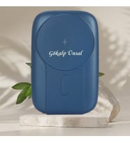 KİŞİYE ÖZEL İSİM BASKILI HIZLI ŞARJ KABLOSUZ TELEFON STANDLI POWERBANK (Lacivert)