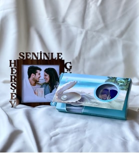 Kişiye Özel Gümüş Herşey Seninle Güzel Çeçeve Ve İnci Kolye Hediye Seti