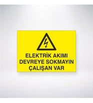 Elektrik Akımı Devreye Sokmayın Çalışan Var 21x28 Arkası Yapışkanlı Levha