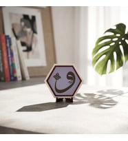 Tasavvufi ve Çiçek Motifli Vav Modern Masaüstü Süsü Ofis Köşelerinizi Tamamlayan Zarif ve Şık Bir Tasarım Obje 10x10 cm