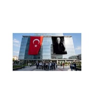 Siyah Takım Elbiseli Mustafa K. Atatürk Bayrak ve Türk Bayrağı Premium Raşel Kumaş 2'li Set 10x15 metre ATA39