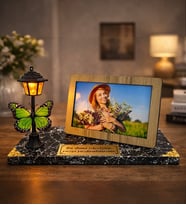Kişiye Özel Fotoğraflı Masa Lambası – İsim Yazılı LED Gece Lambası, Siyah Mermer Tasarımlı Anlamlı Hediye (Model 1)