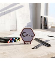 Ay Yıldız Figürlü Göktürkçe Türk Masaüstü Süsü Dekorasyonunuza Kültürel ve Modern Bir Hava Katan Özel Ürün 10x10 cm, Mor