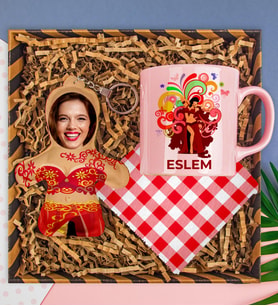 eJOYA Kişiye Özel Kupa & Bardak Altlığı & Fotoğraflı Peluş Anahtarlık Hediye Kutusu 112850