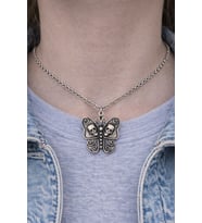 Dark Butterfly Soul – Kuru Kafa Detaylı Kelebek Figürlü Gümüş Renk Unisex Kolye (60 cm)