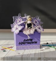 Canım Öğretmenim- Ahşap Kare Kutuda Mor Kelebekler ve El Yapımı Öğretmen Figürlü Dekoratif Tasarım Kelebek Buketi (Mor-Pembe)
