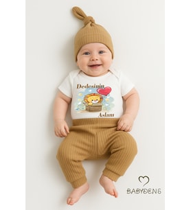 BABYDEN’S Dedesinin Aslanı Baskılı 3’lü Kısa Kol Bebek Takımı – %100 Pamuk Body, Ribana Pantolon & Bere (Kahverengi)