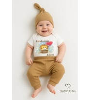 BABYDEN’S Dedesinin Aslanı Baskılı 3’lü Kısa Kol Bebek Takımı – %100 Pamuk Body, Ribana Pantolon & Bere (Kahverengi)
