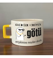 Kime Değer Verdiysek Götü Yerçekimine Meydan Okudu Baskılı Sarı Kulplu C Fincan