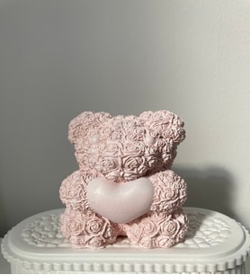 Gül Demetli & Buketli Kalpli Hediyelik Dekoratif Ayıcık Süsü (Pembe)