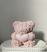 Gül Demetli & Buketli Kalpli Hediyelik Dekoratif Ayıcık Süsü (Pembe)
