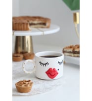 El Yapımı Dudak Figürlü 24K Altın Dekorlu Seramik Mug 200ml