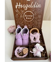 Kişiye Özel Hoşgeldin Bebek Hediye Seti - Organik Emzik Askısı, Diş Kaşıyıcı, Deri Patik ve Lavantalı Ahşap Kutu