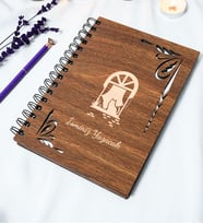 Kişiye Özel Kedi Desenli Ahşap Kapaklı Defter - Ajanda - İsme Özel - A5 60 Yaprak (120 SAYFA) Hediyelik (Gümüş)