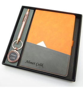 Signator® Codex  N200 Kişiye Özel Defterli Set - İsme Özel Beyaz Kalem + İsme Özel Turuncu Defter + İsme Özel Anahtarlık  İsme Özel Kutusunda Hediyelik Set (Karışık)