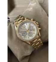 Saat Kutulu Şık Altın Renk Metal Kordon Kadın Kol Saati Şık Taşlı Yılbaşı Hediyesi Zarif Sevgiliye Eşe Kadına Hanıma Doğum Günü Yıl Dönümü Sürpriz Hediye Ablaya Anneye Teyzeye Halaya Kız Kardeşe Çocuğa
