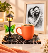 Kişiye Özel Karakalem Fotoğraflı Ahşap Çerçeve ve Sokak Lambalı Turuncu Kupa Seti