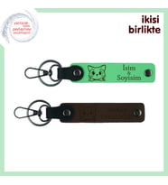 Kedi Sahiplenen Arkadaşa Sürpriz, Kedi Motifli Deri Anahtarlık 2’li Set, Fıstık Yeşil-Koyu Kahve