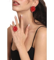 Kadın Gümüş Renk Lak Kaplama Çivili Model Kırmızı Mineli Küpe &Yüzük Set