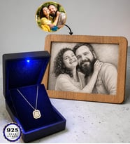 Kişiye Özel Karakalem Fotoğraf Çerçevesi ve 925 Ayar Altın Kaplama Baget Montür Gümüş Kolye