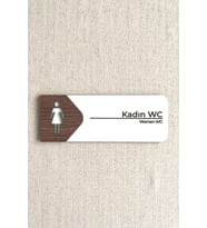 Kadın WC Kapı Tabelası – MDF Tuvalet Yönlendirme Levhası  19x7 cm Çift Katmanlı