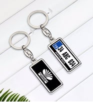 BK Gift Kişiye Özel Plakalı Daewoo Logolu Çift Taraflı Gümüş Krom Anahtarlık-1