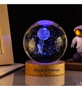 Işıklı Ahşap Kaideli Aya Çıkan Astronot Cam Küre 8cm*6cm