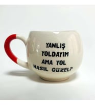Yanlış Yoldayım Ama Yol Nasıl Güzel Baskılı Turuncu Kulplu Balon Kupa (Beyaz)