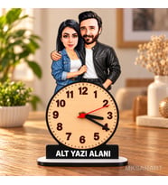 2 Kişilik Çift Karikatürlü Kişiye Özel Karikatürlü 18 cm MDF Dikey Masa Saati - Deri Hediyesi Yeni İş ve Meslek Hediyesi