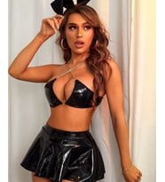 Jesica Siyah Parlak Kumaşlı Sütyeni Zincir Detaylı Mini Etek-Bralet-String-Taç Takım