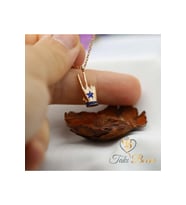 Safir Taşlı Zafer İşareti Kolye, Barış Güç Sembolü Gümüş Kolye, Kadın İçin Kolye (Rose Gold Altın)