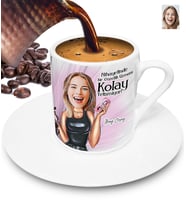 Nihayetinde Güzellik Uzmanı Kolay Yetişmiyor Kişiye Özel Karikatürlü Türk Kahvesi Fincanı (Beyaz)