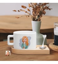 BK Gift Kişiye Özel Kadın Karikatürlü-102, Ahşap Altlıklı Seramik Fincan, Arkadaşa Hediye