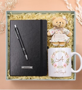 Kişiye Özel Siyah Defter & Gümüş Renk Detaylı Siyah Tükenmez Kalem & Baskılı Kupa & Mini Elbiseli Ayıcık Anahtarlık Hediye Seti