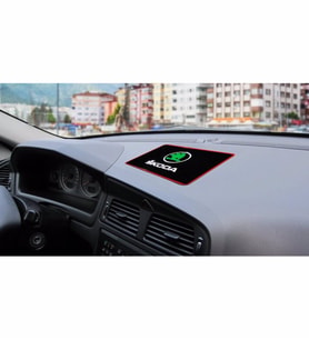 Skoda Karoq torpido üstü aksesuar araç markalı logo telefon anahtarlık tutucu