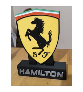 Lewis Hamilton Ferrari Logolu Masa Dekoru 22CM