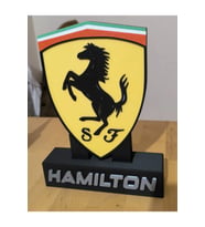Lewis Hamilton Ferrari Logolu Masa Dekoru 22CM