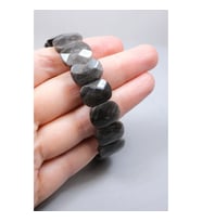 Gece Gökyüzünün Gümüş Şifası: Parlak Oval Faset Kesim Silver Obsidyen Bileklik