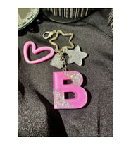 B Harf Pembe Renk Gümüş Renk Glitterli Yıldız Kancalı VIP Ekstra Figürlü Epoksi Harf Anahtarlık
