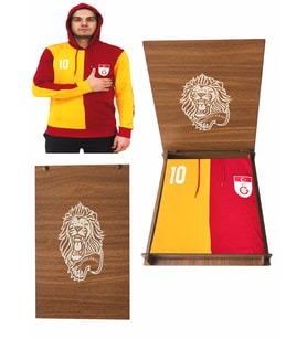 Galatasaray Forma Lisanslı  Metin Oktay Sweatshirt Aslan Ahşap Kutulu  (Sarı-Kırmızı)