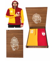 Galatasaray Forma Lisanslı  Metin Oktay Sweatshirt Aslan Ahşap Kutulu  (Sarı-Kırmızı)