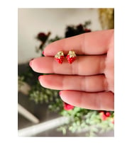XUPING MİNİMAL KIRMIZI ÇİLEK KÜPE 5MM-GOLD RENK ACR8394