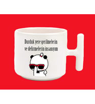 Durduk Yere Gerilmelerin ve Delirmelerin İnsanıyım espirili T Kulplu Latte Kupa