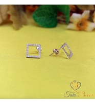 Beyaz Taşlı Çivili Kare Gümüş Küpe