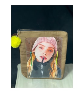 KIZ GÖRSELLİ KAPLAMA POŞETLİ APLİKELİ PONPONLU PORTFÖY CLUTCH EL VE MAKYAJ ÇANTASI 26X31 CM