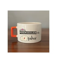 Prensesler De Nah Çeker Baskılı Turuncu Kulplu Kare Kupa - Komik Hediye Bardak Fincan Mug