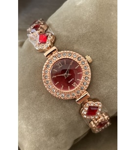 Saat Kutusu İçinde Minimal Kadın Kol Saati Zarif Zirkon Taş Detaylı Metal Şık Kordonlu Rose Gold Kırmızı Renk Özel Gün Doğum Günü İçin Yıldönümü İçin Sürpriz Hediye Eşinize Sevgiliye Ablaya Anneye Teyzeye Halaya Kız Kardeşe Çocuğa Hediye Anı