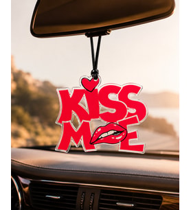 KISS ME Yazılı Kırmızı Pleksi Ayna Süsü – Araç İçi Dekor