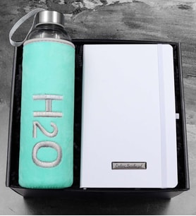 Özel Peluş Kılıflı 600ml Turkuaz Renk Cam Matara & Kişiye Özel Beyaz Defter Hediye Seti
